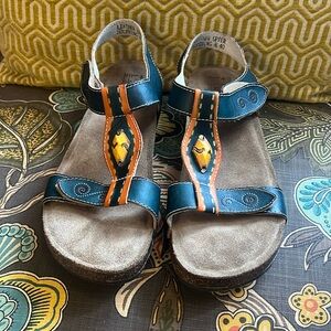 L’ARTISTE SPRING STEP 40 SOOTHING SANDALS